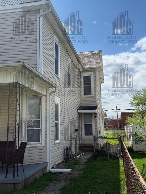 Building Photo - 160 1/2-160 1/2 Lake St