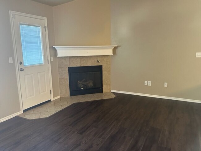 Foto del edificio - Great Duplex with Open Floor Plan - Wood Laminate Floors in Living