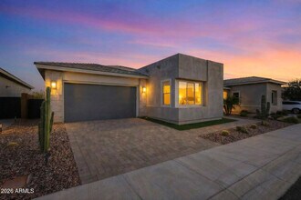 Building Photo - 2831 E Robin Ln