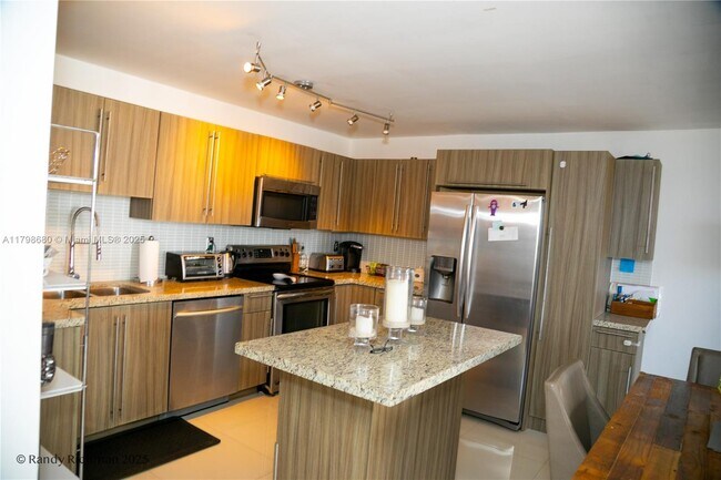 Foto del edificio - 600 NE 36th St