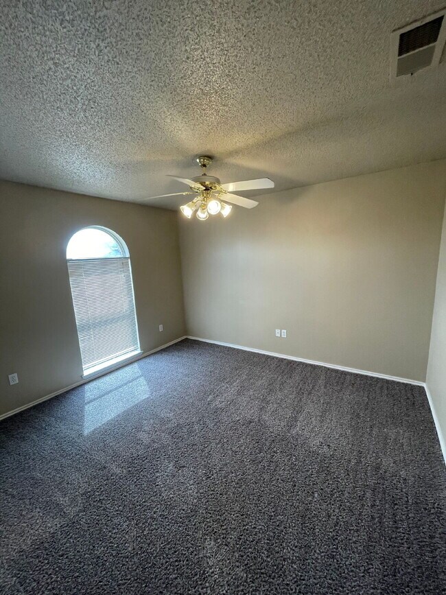Building Photo - Duplex Located On Cul-De-Sac With A Basement!