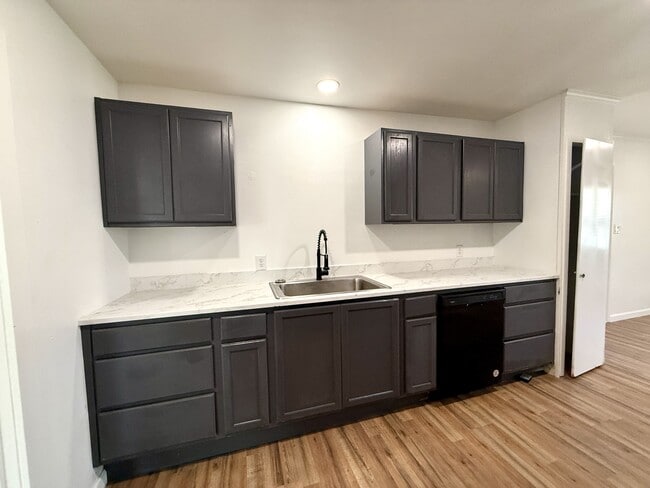 Building Photo - 904 Davis St