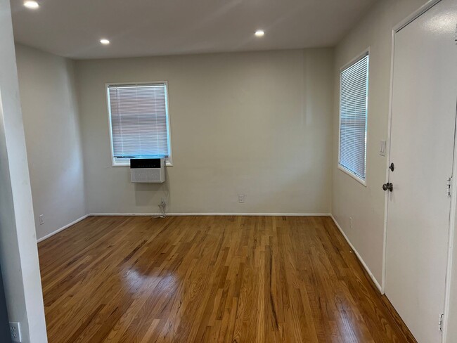 Building Photo - 1 Bedroom 1 Bath Completely Remodeled Apar...