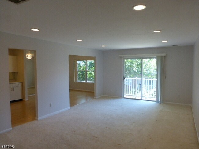 Foto del edificio - 4 Donna Dr