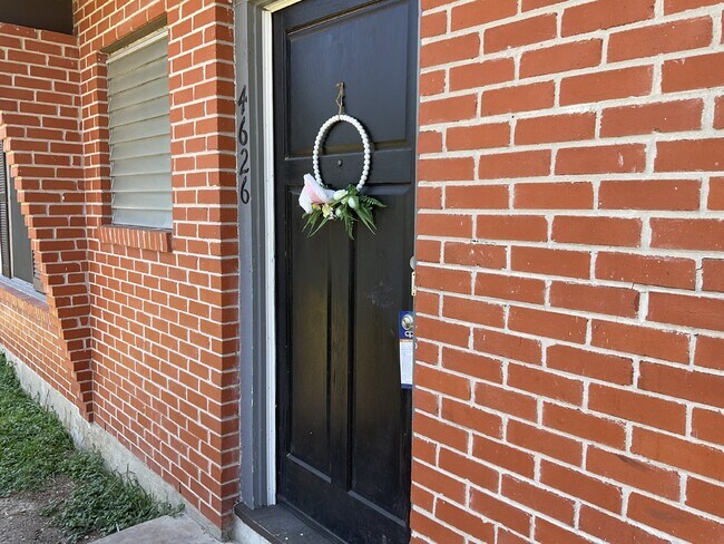 Building Photo - Quaint and Charming 3 bed/2 bath