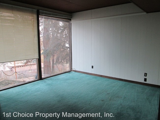 Building Photo - 2237 Lakeshore Dr