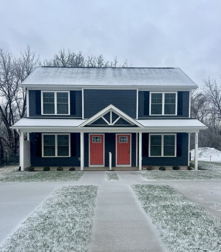 Beautiful craftsman exterior, front porch, covered entry - 2229 Kenwood Blvd SE