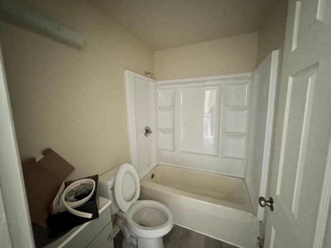 Building Photo - 1105 W 4th St