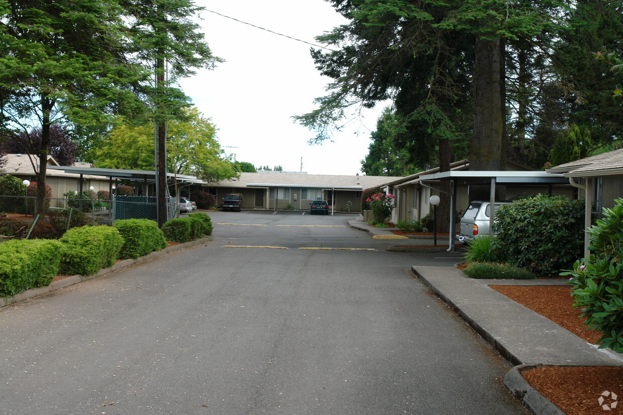 Primary Photo - Evergreen Villa Apartments