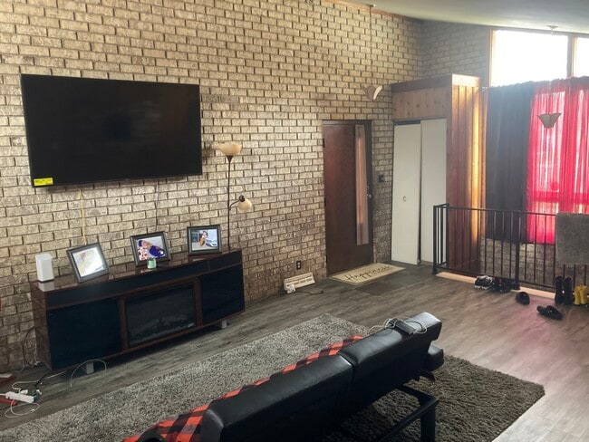 Living Room / Entry - 4149 Curwood Ave SE