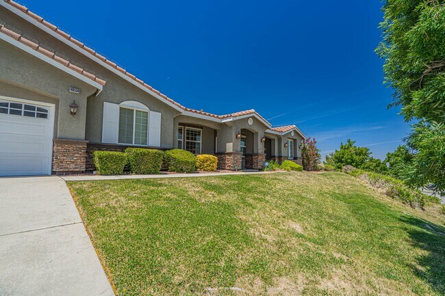 Building Photo - Single Story Pool Home for Rent in Palmdale.