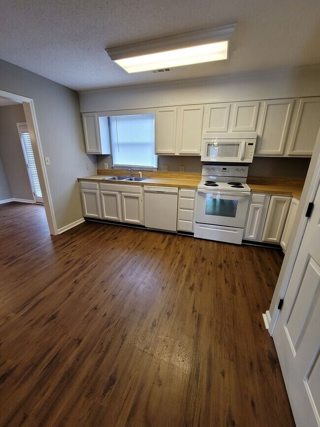 Building Photo - 3 BR Townhome in Creekside Village!