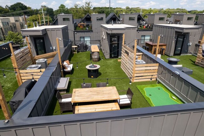 Building Photo - 738 Douglas Ave