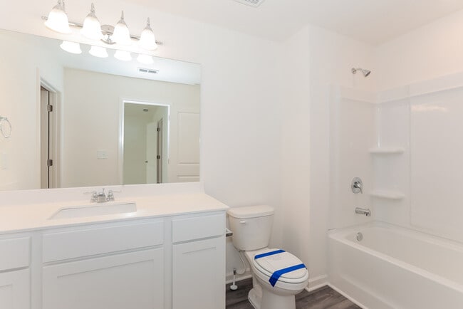 Building Photo - Fantastic 3bd/2.5ba home! Coming soon!