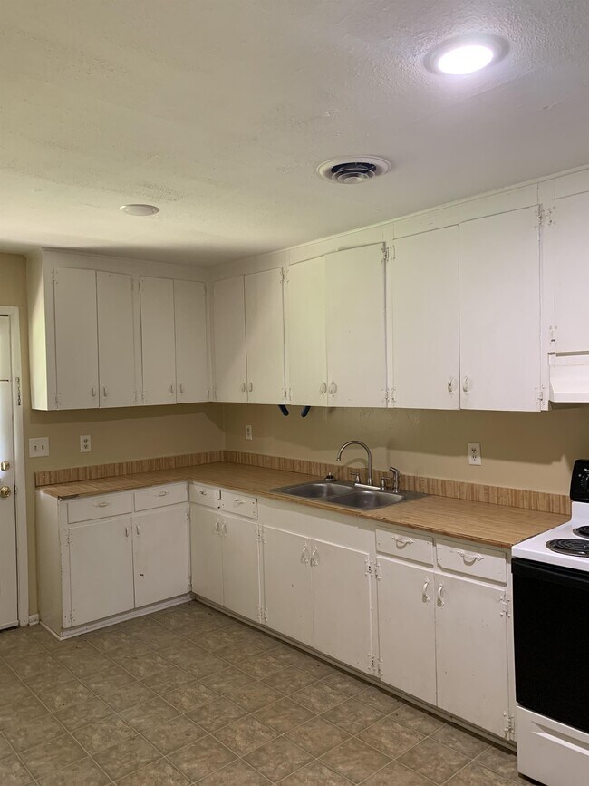 Building Photo - 228 Frieda Ln