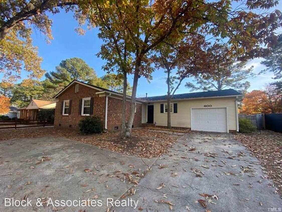 Primary Photo - 3 br, 2 bath House - 600 E Millbrook Road