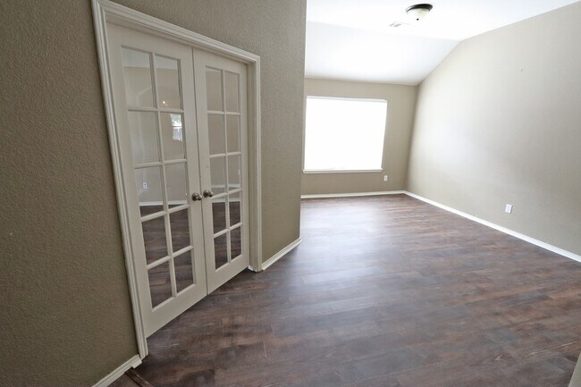 Building Photo - 1000 Warbler Ln