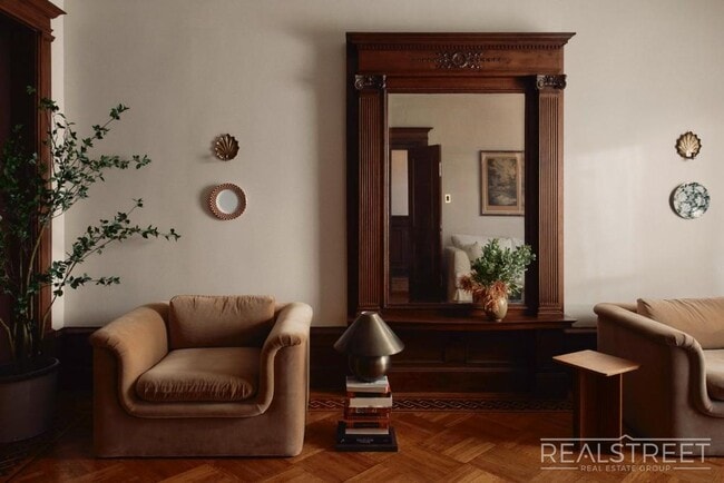 Foto del edificio - Luxury 4-Bed, 3.5-Bath Duplex with Private Backyard – 939 St. John’s Place