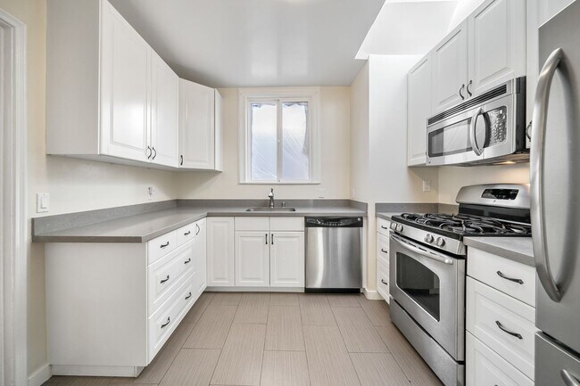 Foto del edificio - Beautifully updated home in Golden Gate Heights with garage, yard, w/d - 3 br / 2 ba