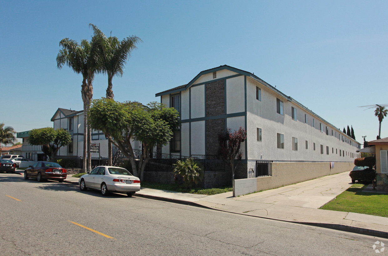 Primary Photo - Yukon Plaza Apartments