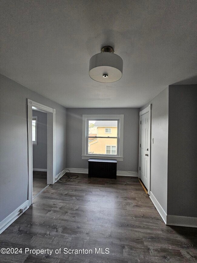 Building Photo - 922 S Webster Ave
