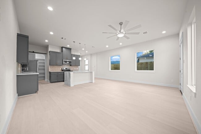 Building Photo - 4525 Davenport St