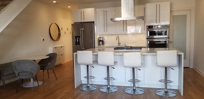 Foto del edificio - 957 W 35th Pl