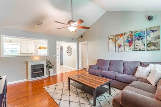 Building Photo - 1775 Autumn Dr. NE - Spacious 3 bed/2 bath...