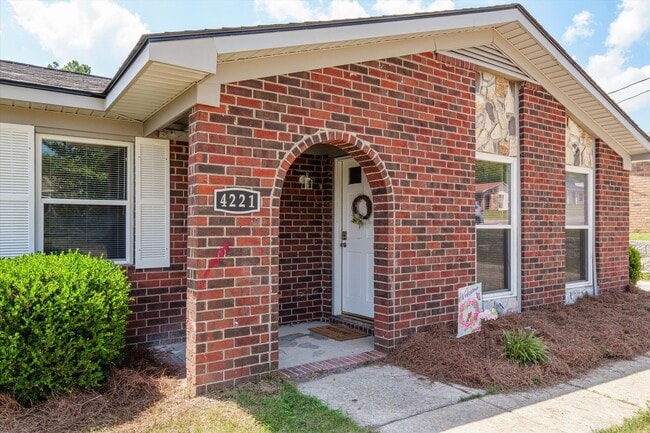 Foto del edificio - 4221 Cap Chat St