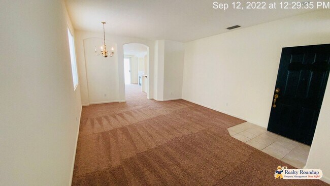 Foto del edificio - Centrally Located Right Off of the 99 FWY