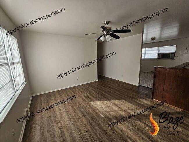 Foto del edificio - Spacious 3-Bedroom Home with Finished Base...