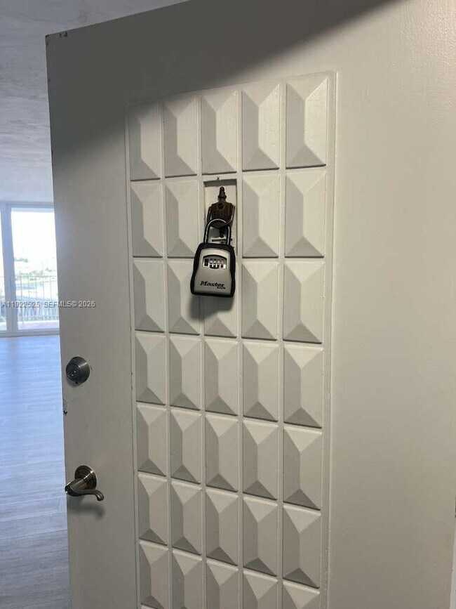 Foto del edificio - 1865 79th Street Causeway