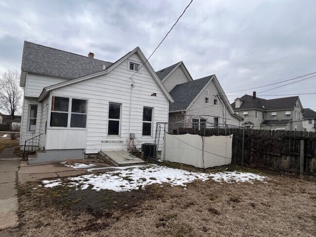 Building Photo - Single Family 4 bedroom 1.5 bath in Davenport