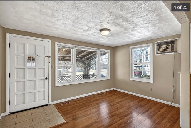 Building Photo - 3-Bedroom Home + Bonus Room in SE Springfield