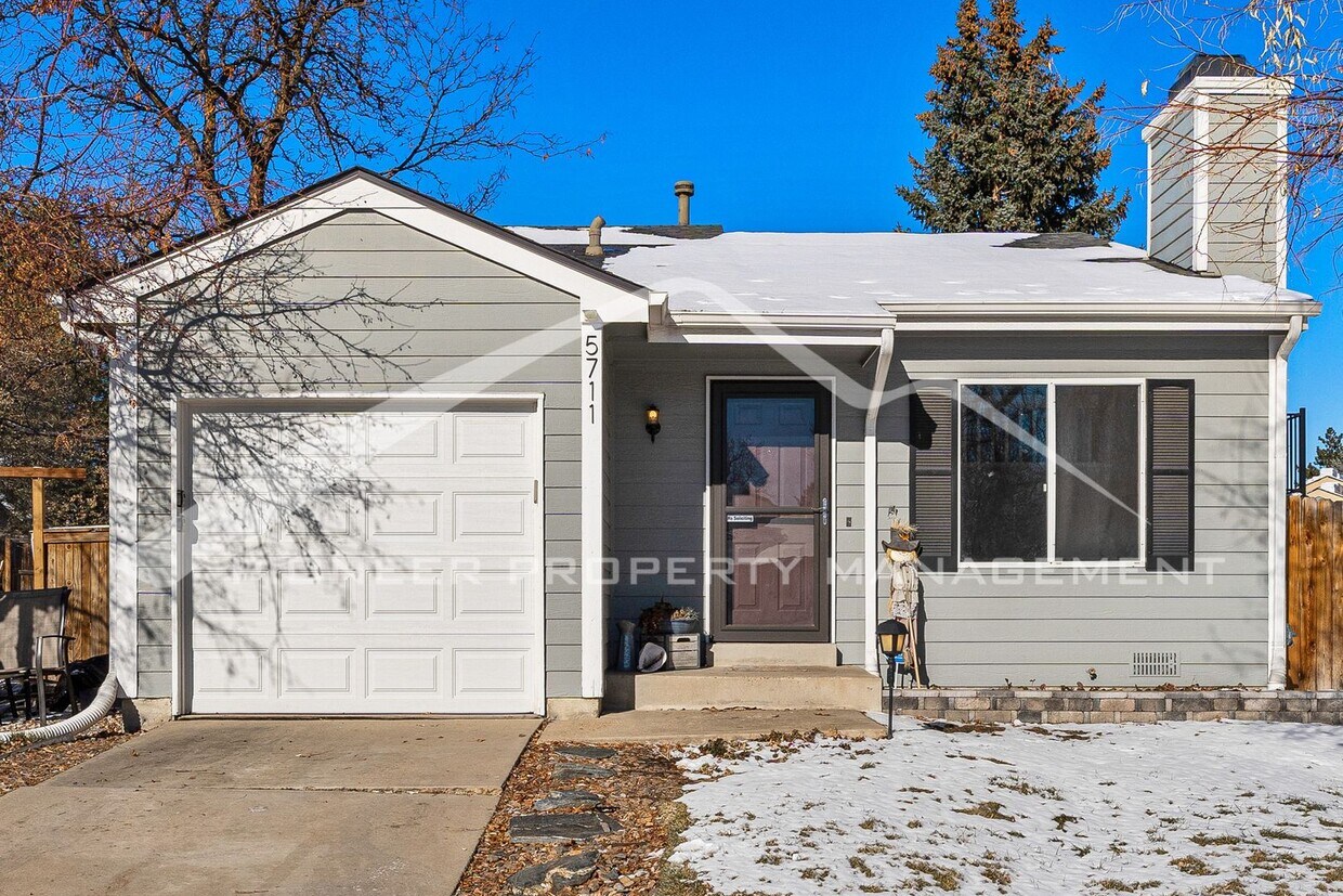 Primary Photo - Beautiful Home with Fenced Back Yard and A...