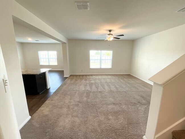Foto del edificio - Lovely 2-story 4 bedroom/2.5 bath home in cul-de-sac: easy commute to Ft. Sam Houston, BAMC, and ...