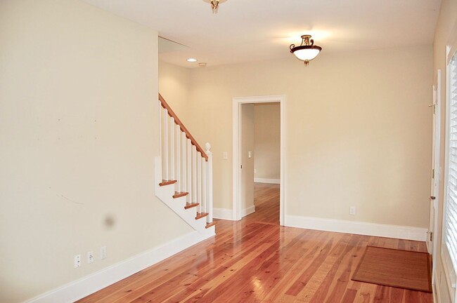 Foto del edificio - Location, location, location!  Lovely 2 be...