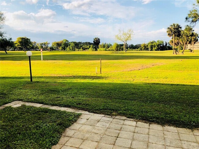 Foto del edificio - 23102 Sandalwood Dr