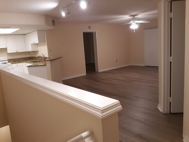 Foto del edificio - 1000 Crestwood Blvd N