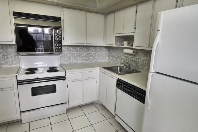 Building Photo - 3900 Oaks Clubhouse Dr