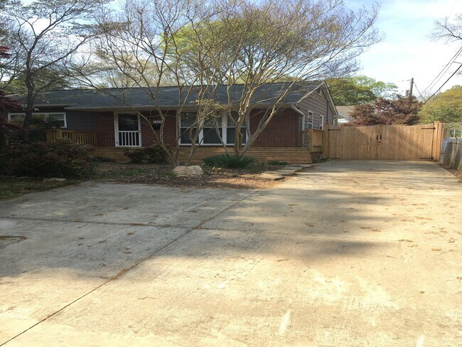 Building Photo - 1409 Cortland Road East