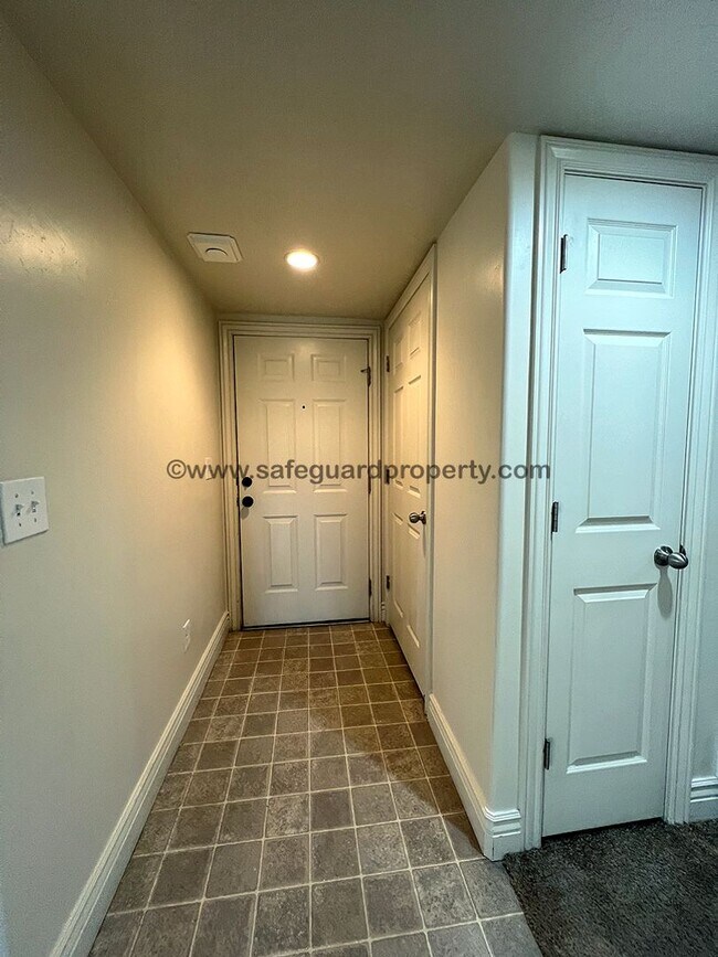 Building Photo - Wonderful 3 Bedroom Condo in Sandy