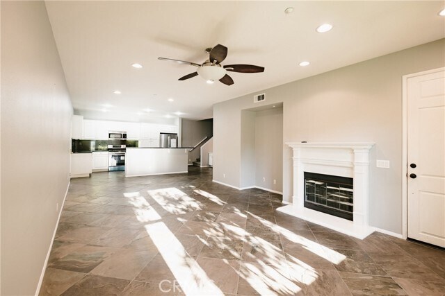 Building Photo - 89 Duet