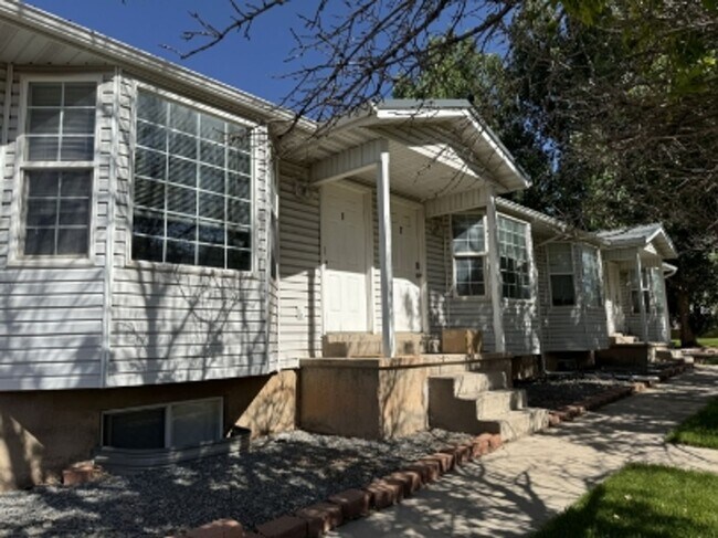 Building Photo - Cozy Student Housing! Private Rooms Available with Private Bathroom!