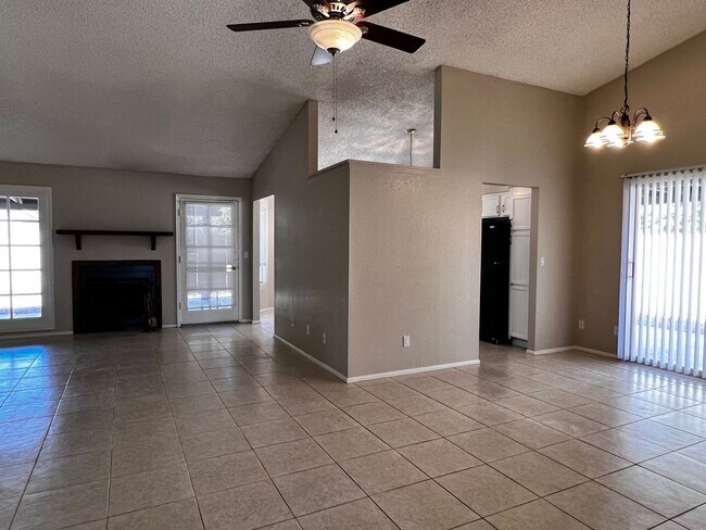 Building Photo - Phoenix 3 Bed, 2 Bath Home with Single Story