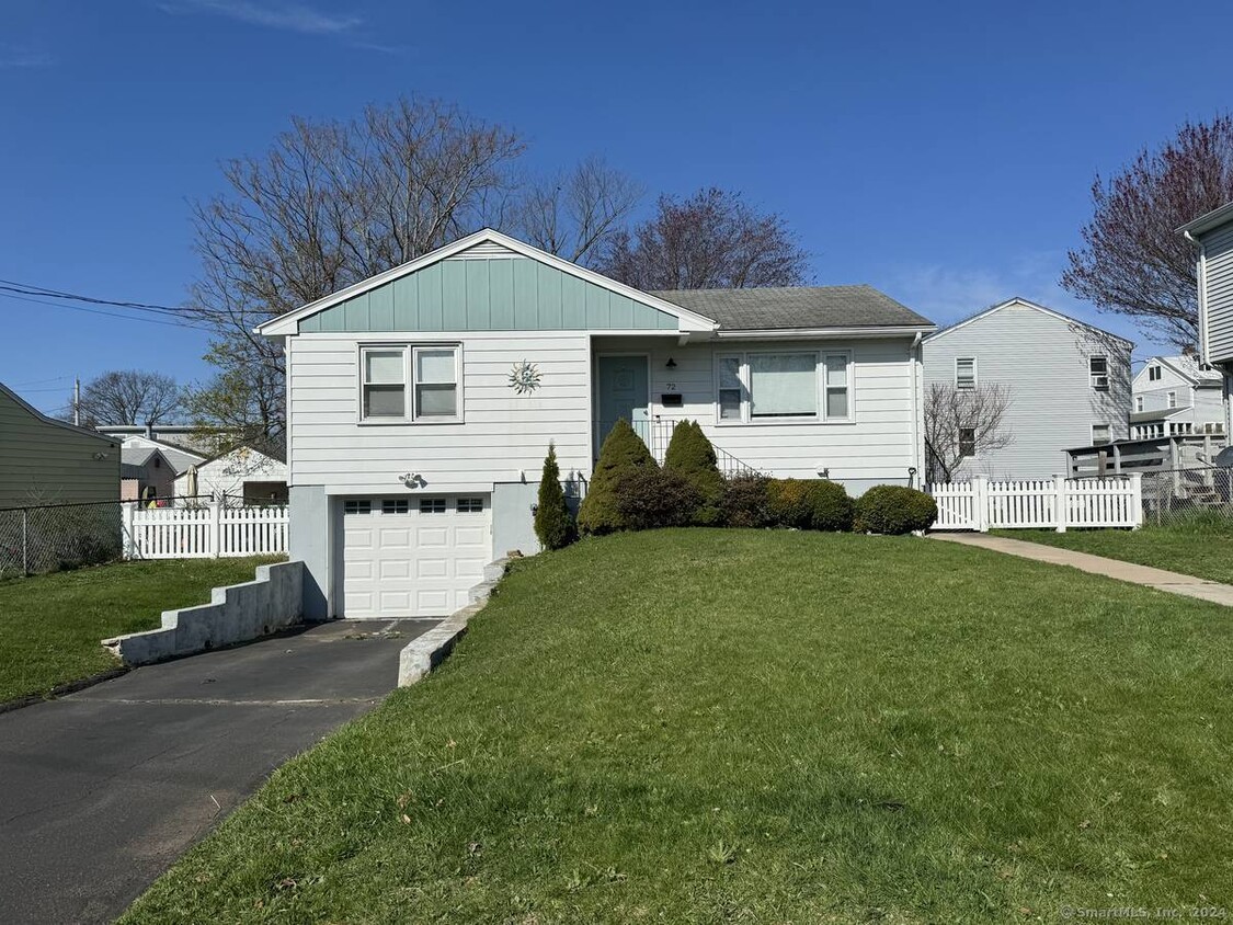 Primary Photo - 72 Ocean View St