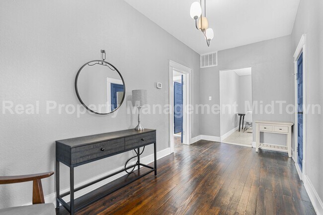 Building Photo - Charming First-Floor Home in Established W...