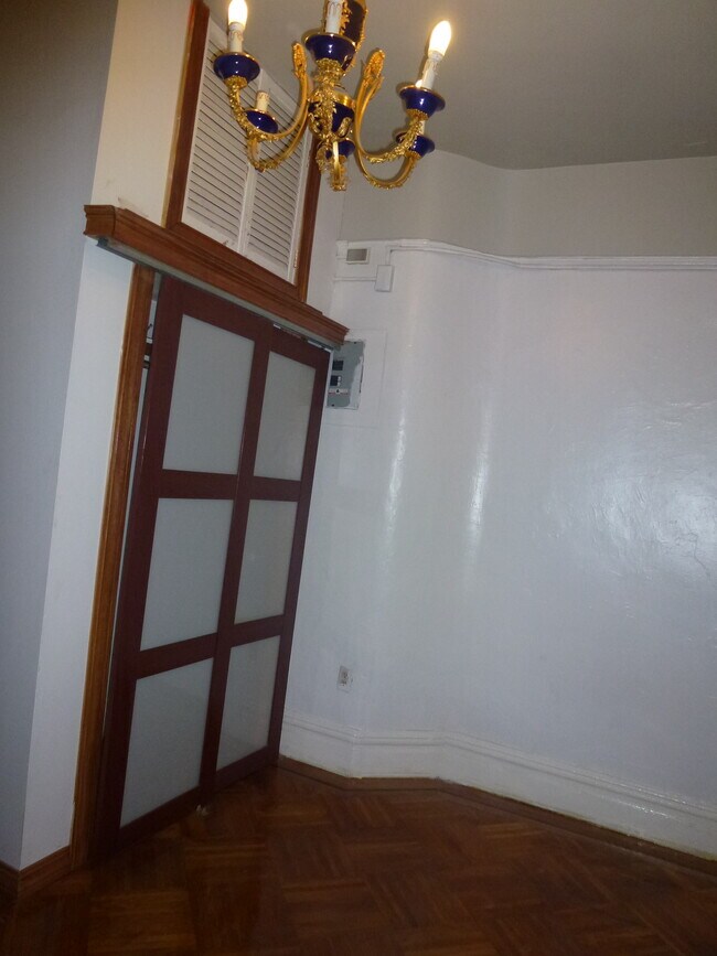 Building Photo - 557 5th Ave