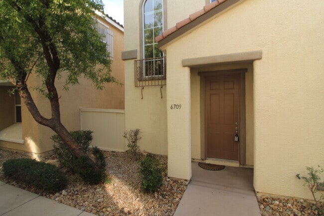 Building Photo - 6709 N Bluebell Garden St