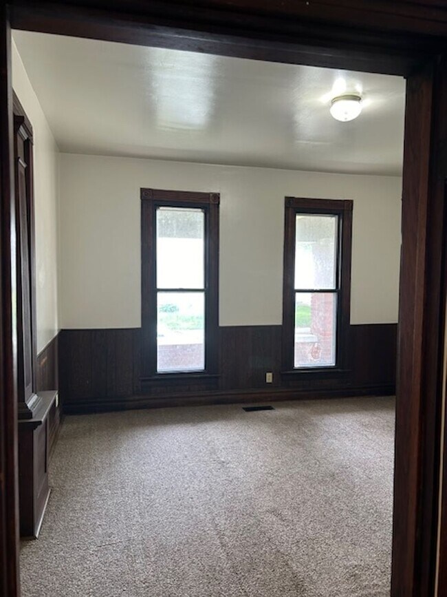 Building Photo - 624 E Delaware St